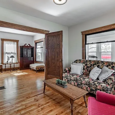 Walk To Downtown Kent - 3 Bedroom House W Patio & Yard